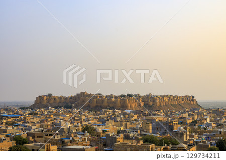 ジャイサルメール街並みとジャイサルメール城 ジャイサルメール街並みとジャイサルメール城 129734211