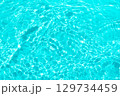 爽やかなブルーの水面 129734459