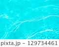 爽やかなブルーの水面 129734461