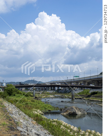 夏の空が広がる猪名川沿いの景色 129734713