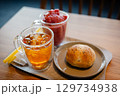 カフェのテーブルに置かれた飲み物とパン 129734938