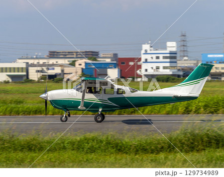 八尾空港に着陸した軽飛行機 八尾空港に着陸した軽飛行機 129734989
