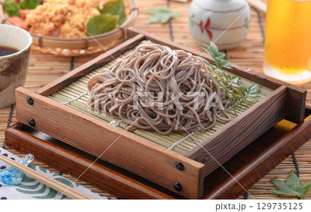 天ざる蕎麦と冷たいビール　夏の和食ランチ　天ぷら付きざるそば　広告・メニュー・飲食店用 129735125