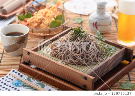 天ざる蕎麦と冷たいビール　夏の和食ランチ　天ぷら付きざるそば　広告・メニュー・飲食店用 129735127