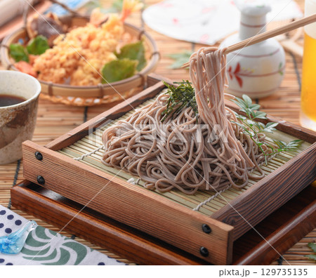 天ざる蕎麦と冷たいビール 夏の和食ランチ 天ぷら付きざるそば 広告・メニュー・飲食店用 天ざる蕎麦と冷たいビール 夏の和食ランチ 天ぷら付きざるそば 広告・メニュー・飲食店用 129735135