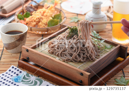 天ざる蕎麦と冷たいビール 夏の和食ランチ 天ぷら付きざるそば 広告・メニュー・飲食店用 天ざる蕎麦と冷たいビール 夏の和食ランチ 天ぷら付きざるそば 広告・メニュー・飲食店用 129735137