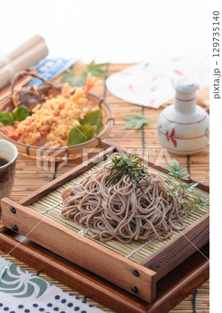 天ざる蕎麦と冷たいビール　夏の和食ランチ　天ぷら付きざるそば　広告・メニュー・飲食店用 129735140