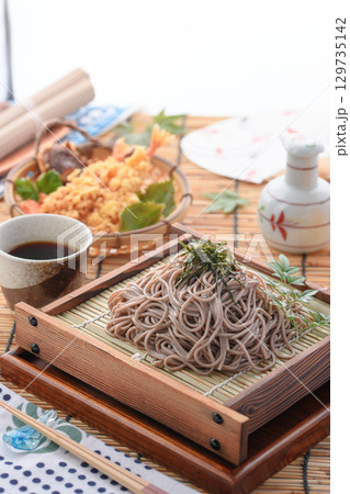 天ざる蕎麦と冷たいビール 夏の和食ランチ 天ぷら付きざるそば 広告・メニュー・飲食店用 天ざる蕎麦と冷たいビール 夏の和食ランチ 天ぷら付きざるそば 広告・メニュー・飲食店用 129735142