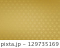 金色の麻の葉模様。豪華な日本の行事やお祝いのテクスチャ背景 129735169