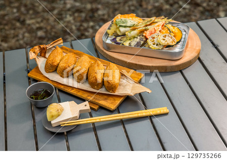 いなりずし　bento box with sushi rolls 129735266