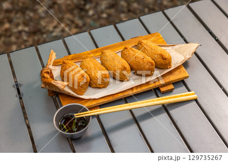 いなりずし　bento box with sushi rolls 129735267