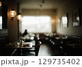 カフェとテーブルと椅子 129735402