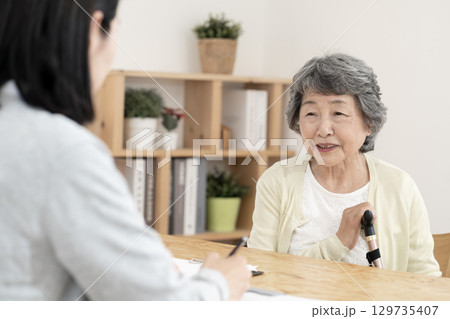 訪問調査を受けるシニア女性　ケアマネージャー　介護支援専門員 129735407