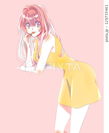 口紅を塗っている女性　笑顔 129735461