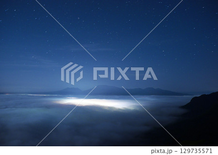 阿蘇山の雲海と下からの街灯り　夜景 129735571