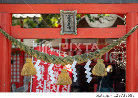 三重県鈴鹿市 かんべの寝釈迦まつり開催中の龍光寺にある神社の鳥居としめ縄 三重県鈴鹿市 かんべの寝釈迦まつり開催中の龍光寺にある神社の鳥居としめ縄 129735685