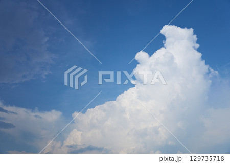 夏空の背景用素材。青空に浮かぶ白い雲 夏空の背景用素材。青空に浮かぶ白い雲 129735718