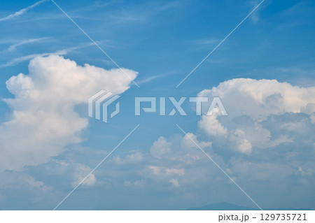 夏空の背景用素材。青空に浮かぶ白い雲 夏空の背景用素材。青空に浮かぶ白い雲 129735721