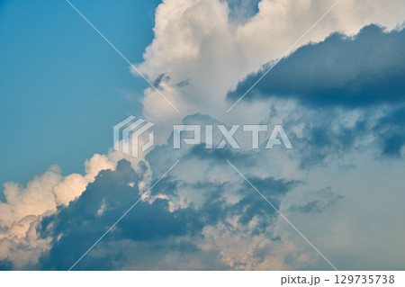 夏空の背景用素材。暗い雲と積乱雲のクローズアップ。 129735738