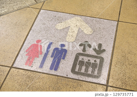 路上誘導エレベーターとトイレ案内標識 路上誘導エレベーターとトイレ案内標識 129735771