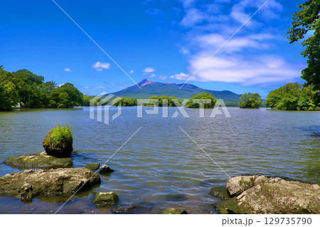 大沼と駒ヶ岳・大沼国定公園(北海道・七飯町) 大沼と駒ヶ岳・大沼国定公園(北海道・七飯町) 129735790