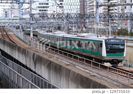 東京・池袋の街を走るJR埼京線 129735810