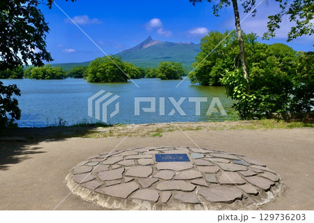 大沼と駒ヶ岳・湖畔のモニュメント（北海道・七飯町） 129736203