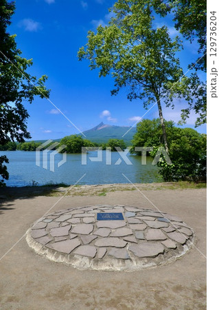 大沼と駒ヶ岳・湖畔のモニュメント（北海道・七飯町） 129736204