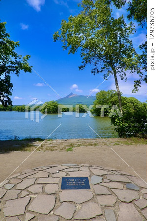 大沼と駒ヶ岳・湖畔のモニュメント(北海道・七飯町) 大沼と駒ヶ岳・湖畔のモニュメント(北海道・七飯町) 129736205