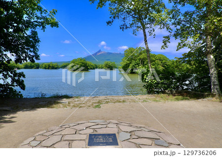 大沼と駒ヶ岳・湖畔のモニュメント(北海道・七飯町) 大沼と駒ヶ岳・湖畔のモニュメント(北海道・七飯町) 129736206