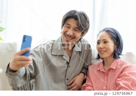 写真を撮る男女 129736967