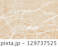 ベージュトーンの美しい水面反射テクスチャ 129737525