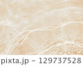 ベージュトーンの美しい水面反射テクスチャ 129737528