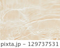ベージュトーンの美しい水面反射テクスチャ 129737531