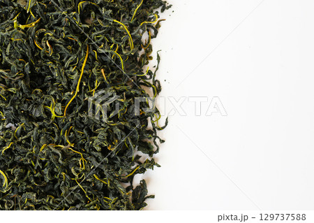 Dried mulberry leaves, commonly used for herbal tea and traditional remedies. 129737588