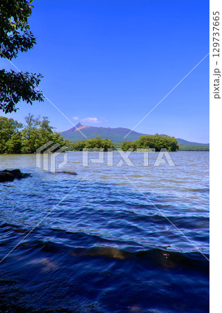 大沼と駒ヶ岳・大沼湖畔周遊道路から（北海道・七飯町） 129737665