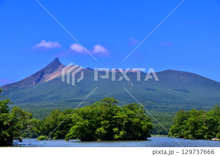 大沼と駒ヶ岳・大沼湖畔周遊道路から（北海道・七飯町） 129737666