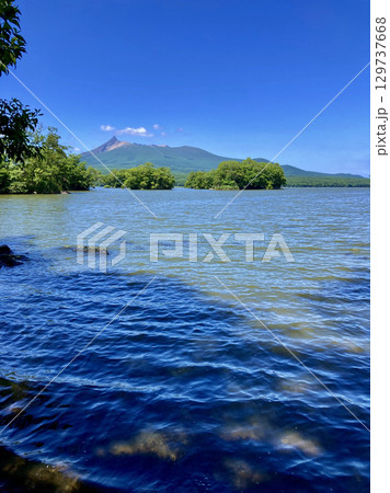 大沼と駒ヶ岳・大沼湖畔周遊道路から（北海道・七飯町） 129737668