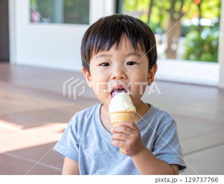 ソフトクリームを食べる子供 ソフトクリームを食べる子供 129737766