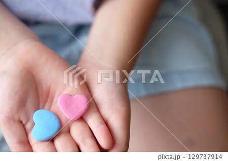 紙粘土で作ったハート 紙粘土で作ったハート 129737914