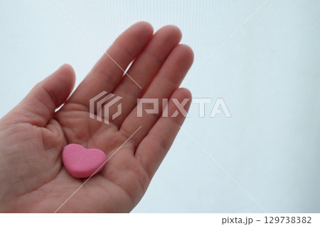 40代女性の手とハート 40代女性の手とハート 129738382