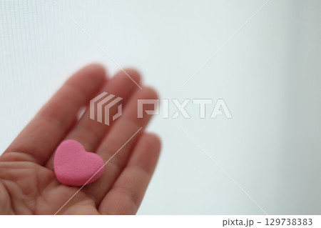 40代女性の手とハート 40代女性の手とハート 129738383