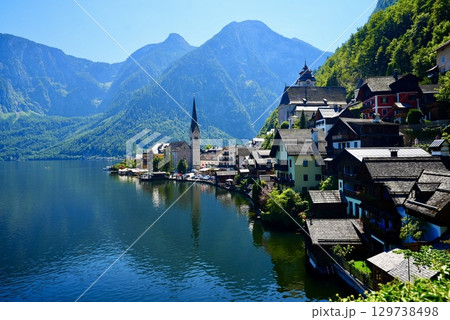 オーストリア・ハルシュタット 湖畔に広がる絶景の街並みと山々 129738498