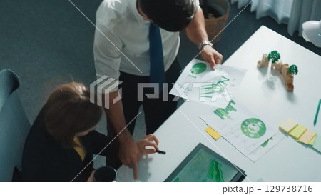Professional business man present sustainable idea to manager. Alimentation. 129738716