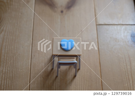 紙粘土で作ったハートと机 紙粘土で作ったハートと机 129739016