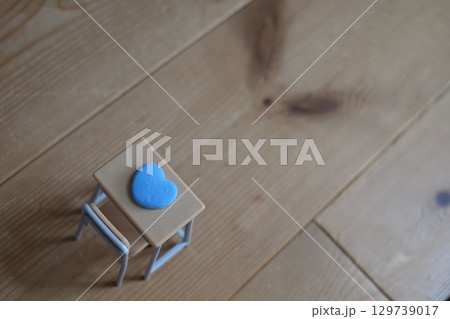 紙粘土で作ったハートと机 紙粘土で作ったハートと机 129739017