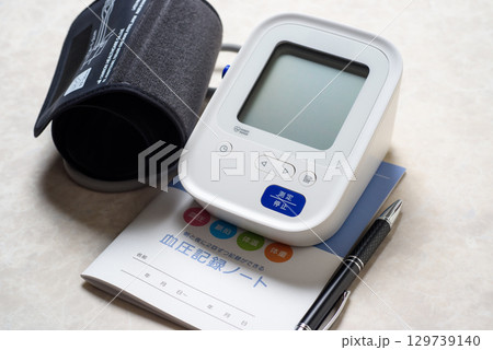 健康管理に欠かせない家庭用血圧計 129739140