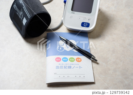 健康管理に欠かせない家庭用血圧計 129739142