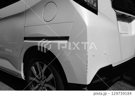 傷ついた車のリア部分　自動車修理　擦り傷 129739184