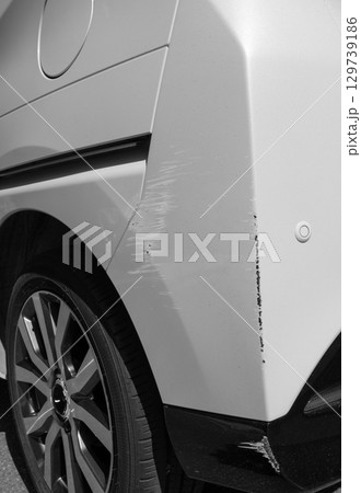 傷ついた車のリア部分　自動車修理　擦り傷 129739186
